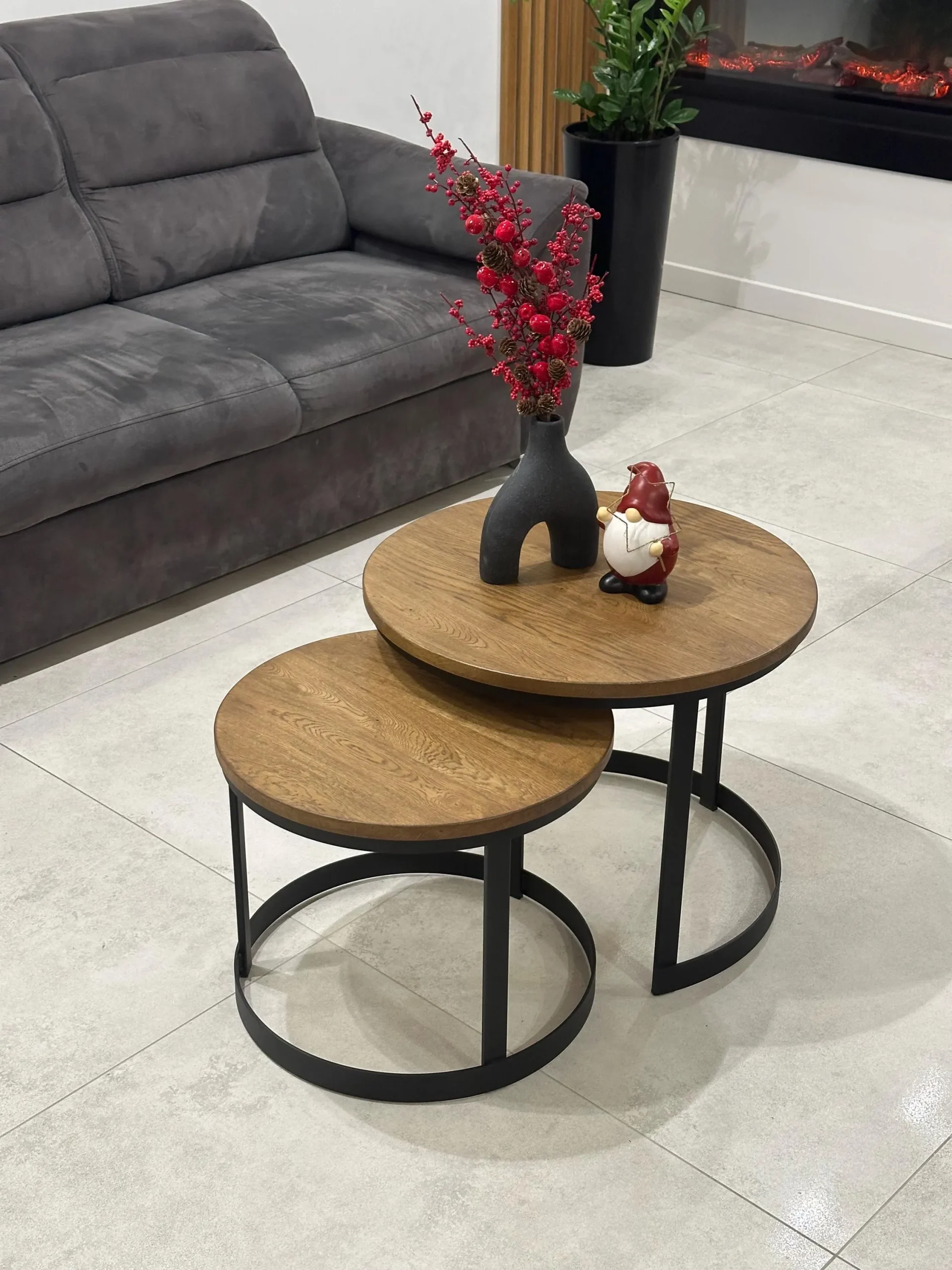 Zestaw stolików kawowych typu „nesting” The Heartwood Atelier – lity dąb z Puszczy Białowieskiej i stal